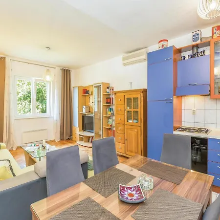 Lovely In With Wifi Apartment Makarska